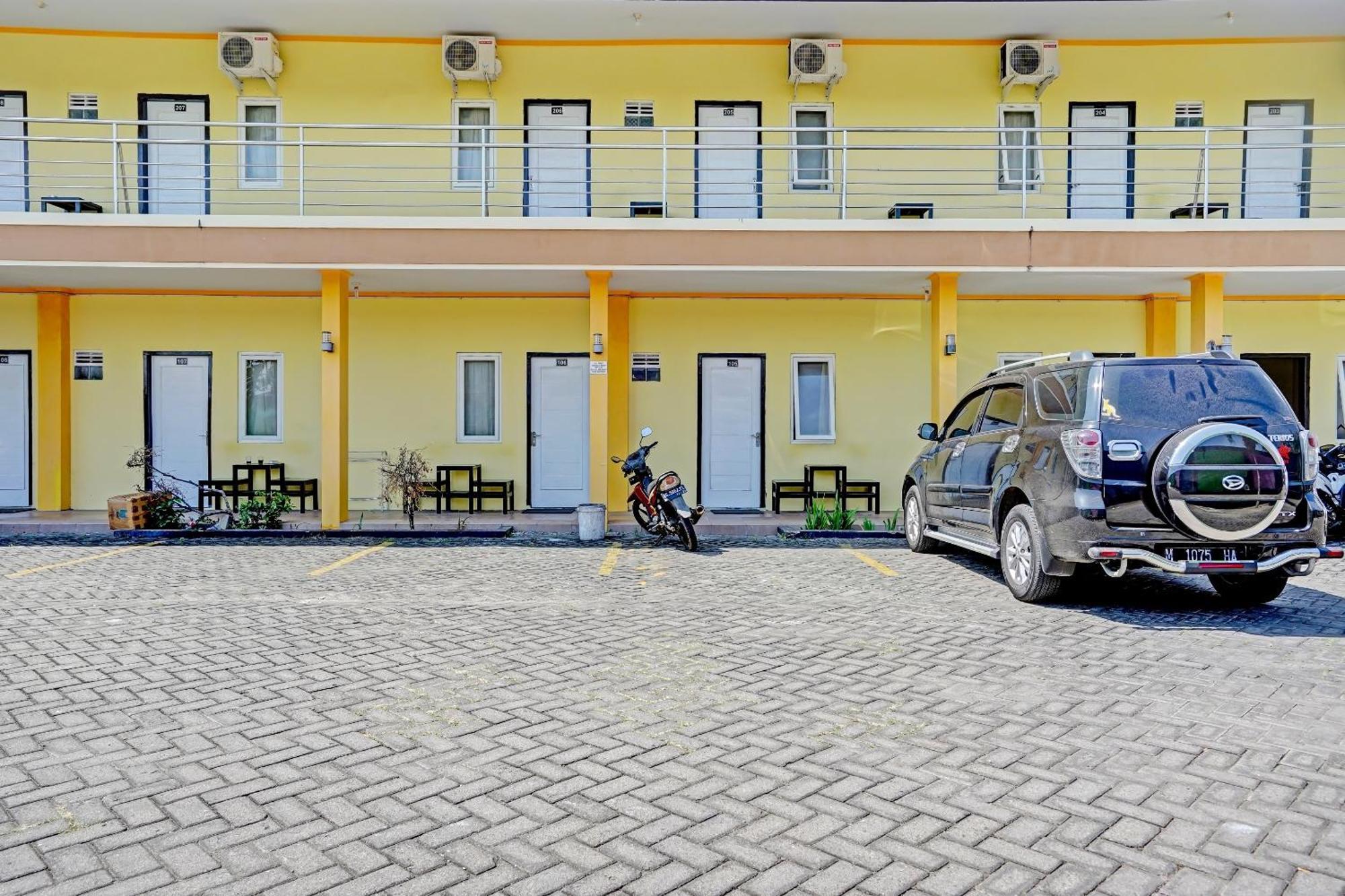 Oyo 90622 Hotel Galaksi Ponorogo Eksteriør billede